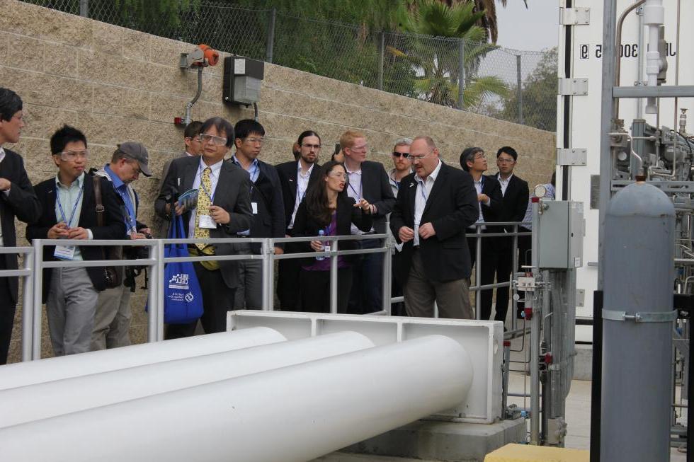 November 2014, Dr. 布莱克曼正在带领燃料电池研讨会的参观者参观加氢站