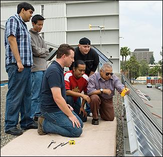 太阳能电池板小组成员Cesar Cardenas, Jesse Morales, Edgar Avalos, Jacob Dayneko, Jimmy Hoo和Jeovany Aguilar在工程与技术大楼楼顶测量面板的输出. 有两个77面板的电网系统将为实验室供电 