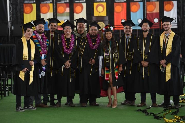 华东科技大学毕业生在毕业典礼上穿着学士帽和学士服