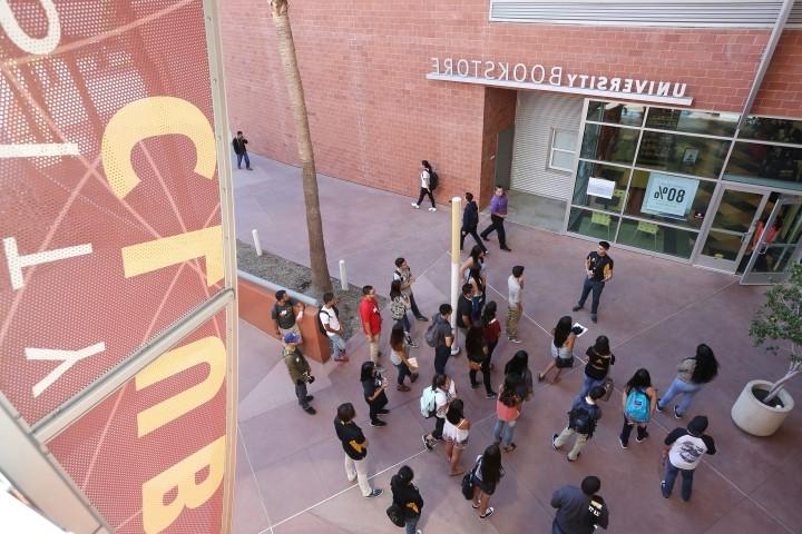学生们走过加州州立大学洛杉矶书店附近的走廊
