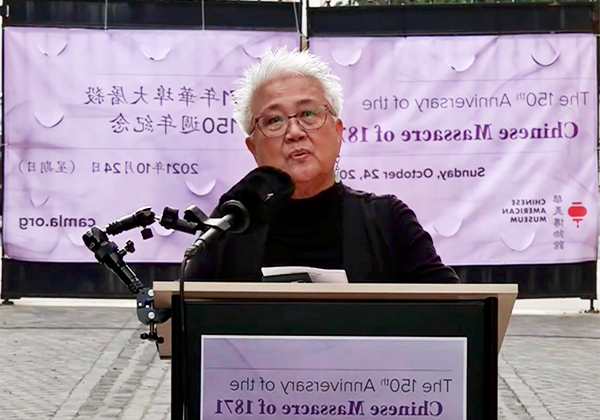 同性恋袁 speaking from a podium