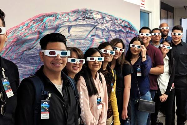 JPL旅行的学生戴着3d眼镜