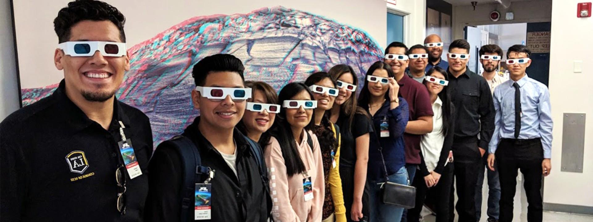 JPL旅行的学生戴着3d眼镜